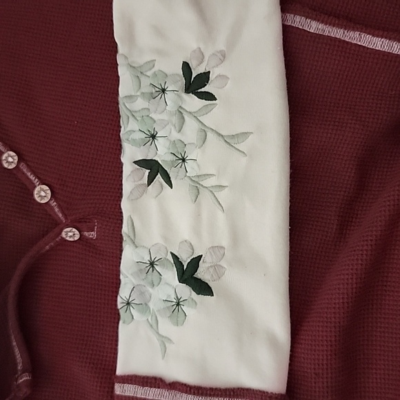 Alp-n-Rock Floral Embroidered Cuff Henley Shirt in Red XL - Picture 4 of 6